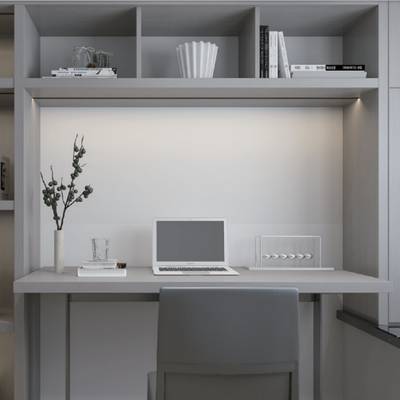 Bureau minimaliste avec ordinateur portable, verre d'eau, livres, plante décorative ; étagères en hauteur avec livres et décoration ; chaise grise et éclairage LED ambiant.