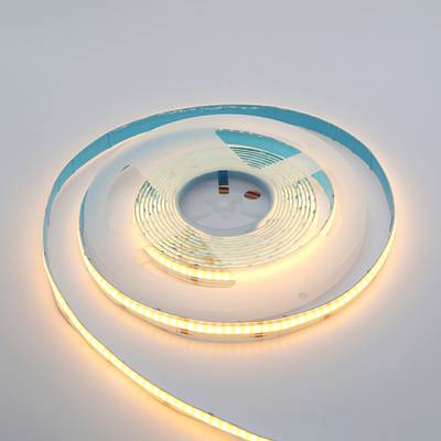 Bande lumineuse LED à l'éclat chaud, torsadée sur une surface blanche - un éclairage élégant et économe en énergie pour les maisons et les entreprises.