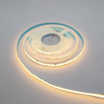 Bande lumineuse à LED blanc chaud torsadée sur une surface plane, éclairage économe en énergie pour la décoration et l'ambiance de la maison.