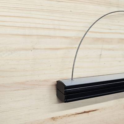 Gros plan sur un cadre noir avec une structure en fil de fer en finition bois clair, idéal pour l'affichage d'un éclairage LED moderne dans l'aménagement intérieur et la décoration de la maison.