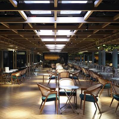 Un restaurant moderne baigné de lumière naturelle, doté d'un éclairage d'accentuation LED et d'une salle à manger très lumineuse.