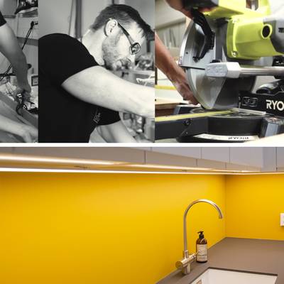 L'éclairage LED illumine le dosseret et l'évier de la cuisine, mettant en valeur l'espace de travail et le processus d'installation des armoires.