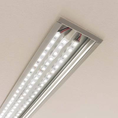 Bande LED à monter au plafond avec trois rangées parallèles de lumières blanches brillantes pour un éclairage vibrant et économe en énergie.