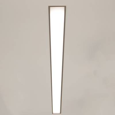 Plafonnier LED rectangulaire encastré dans un plafond beige, design long et étroit pour un meilleur éclairage et une meilleure efficacité énergétique.