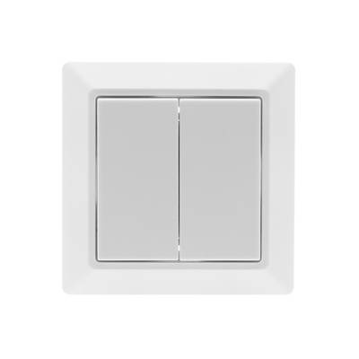 Interrupteur double blanc minimaliste pour l'éclairage LED qui met en valeur les intérieurs modernes sur un fond neutre.