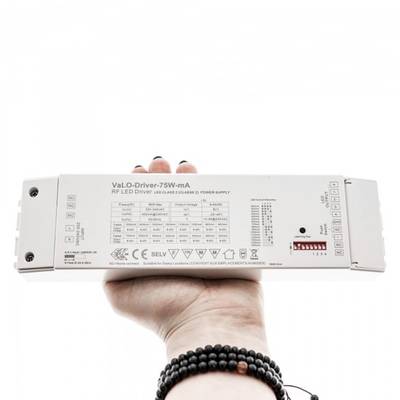 Contrôleur RF-LED rectangulaire avec étiquettes techniques, réglages visibles, bracelet de perles publicitaires pour produits d'éclairage LED.