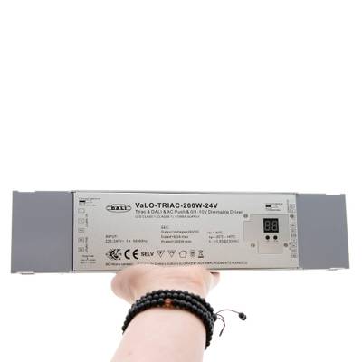 Contrôleur LED portable gris VaLO TRIAC 200W-24V à gradation avec informations sur le modèle et spécifications sur la surface.
