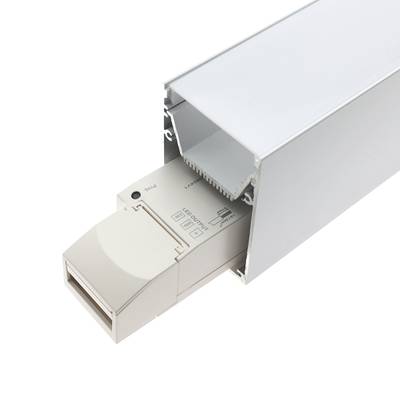 Rail électrique blanc avec contrôleur LED partiellement encastré, de forme rectangulaire, avec texte et symboles affichés sur sa surface pour les solutions d'éclairage.