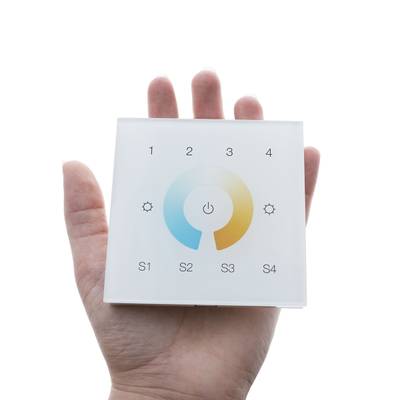 Texte alternatif : "Tenez l'écran tactile carré en verre avec votre main pour contrôler l'éclairage LED avec l'alimentation, les icônes de réglage, la roue des couleurs et les boutons S1-S4.