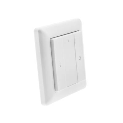 Gros plan d'un interrupteur à LED blanc sur un fond blanc sans couture, mettant en valeur les solutions d'éclairage modernes et économes en énergie.