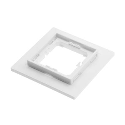 Texte alternatif : Cadre lumineux LED carré en plastique blanc avec des découpes au centre sur un fond plat, idéal pour les solutions d'éclairage modernes et le design minimaliste.