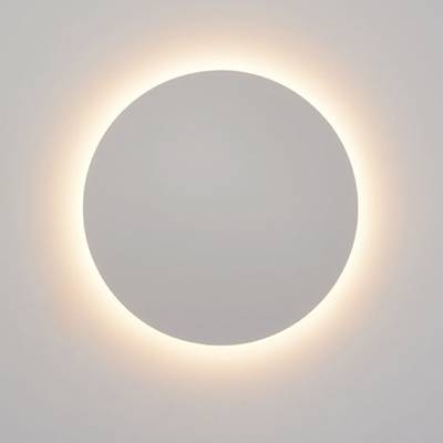 Applique LED blanche ronde moderne qui émet un halo lumineux doux pour un éclairage d'ambiance. Luminaire décoratif à faible consommation d'énergie.