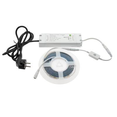 Bande LED torsadée avec alimentation, variateur et prise sur fond blanc ; idéal pour un éclairage domestique personnalisable.