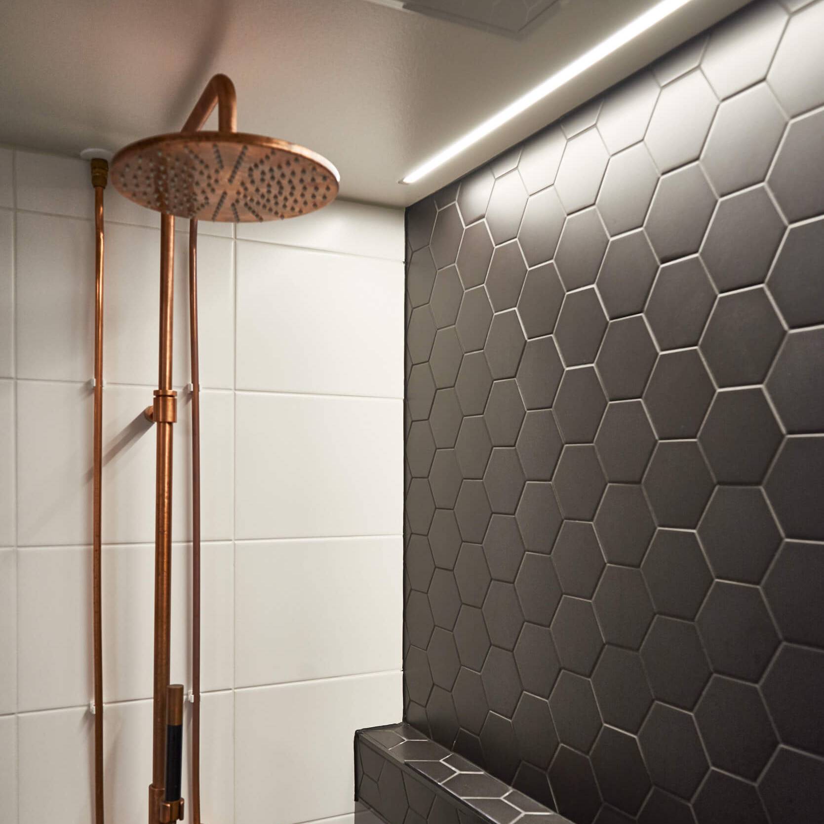Salle de bains confortable avec cheminée