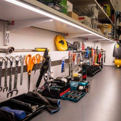 Eclairage LED dans le garage et l'entrepôt