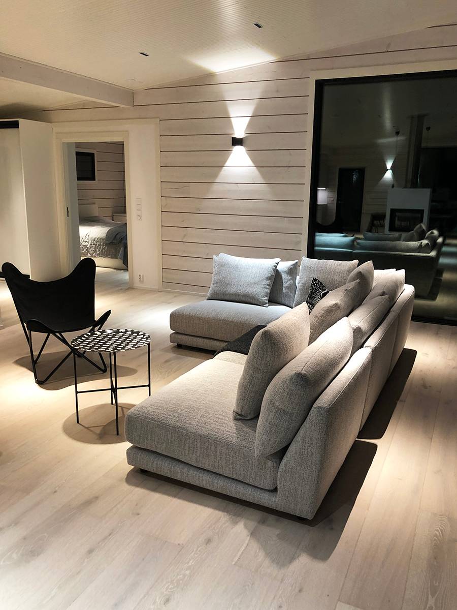Texte blanc "LED STORE" sur fond vert ; logo de magasin d'éclairage LED avec un thème écologique et un design moderne.