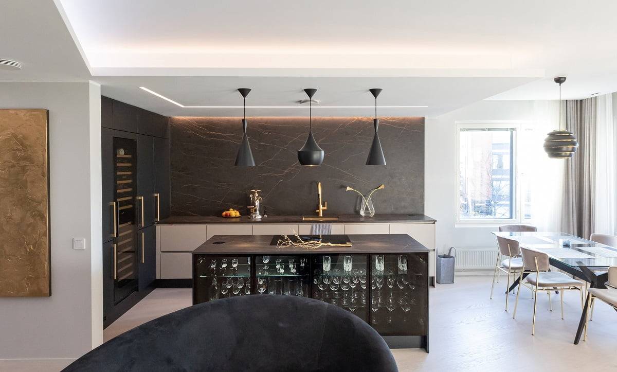 Éclairage de cuisine avec une lumière élégante contrôlée par la température de couleur à travers le plafond et un faisceau lumineux plat. ledStore