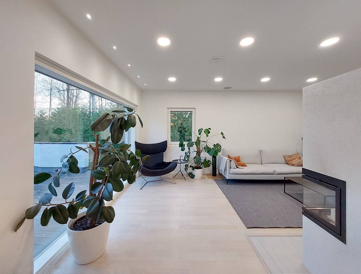 L'éclairage variable du salon est le résultat d'une collaboration entre les luminaires Plafond200 et une série de projecteurs directionnels de 3W. ©LedStore