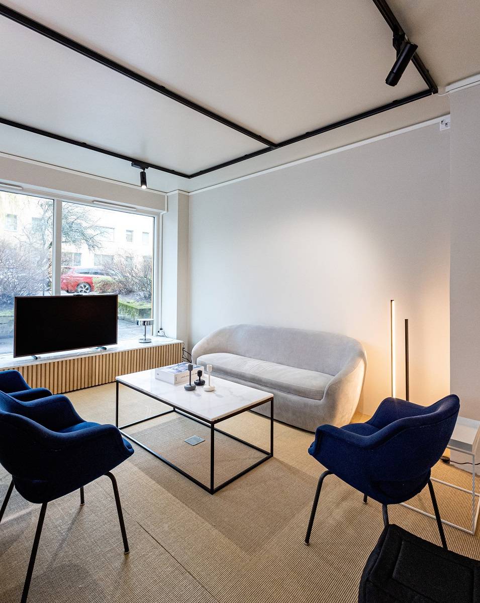 Les rails triphasés noirs font partie de l'aménagement intérieur de LedStore.fi
