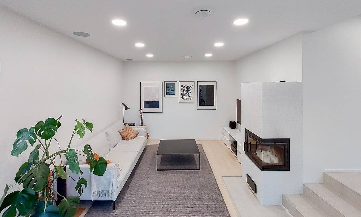 Un éclairage général uniforme dans un salon avec Plafond200. ©LedStore