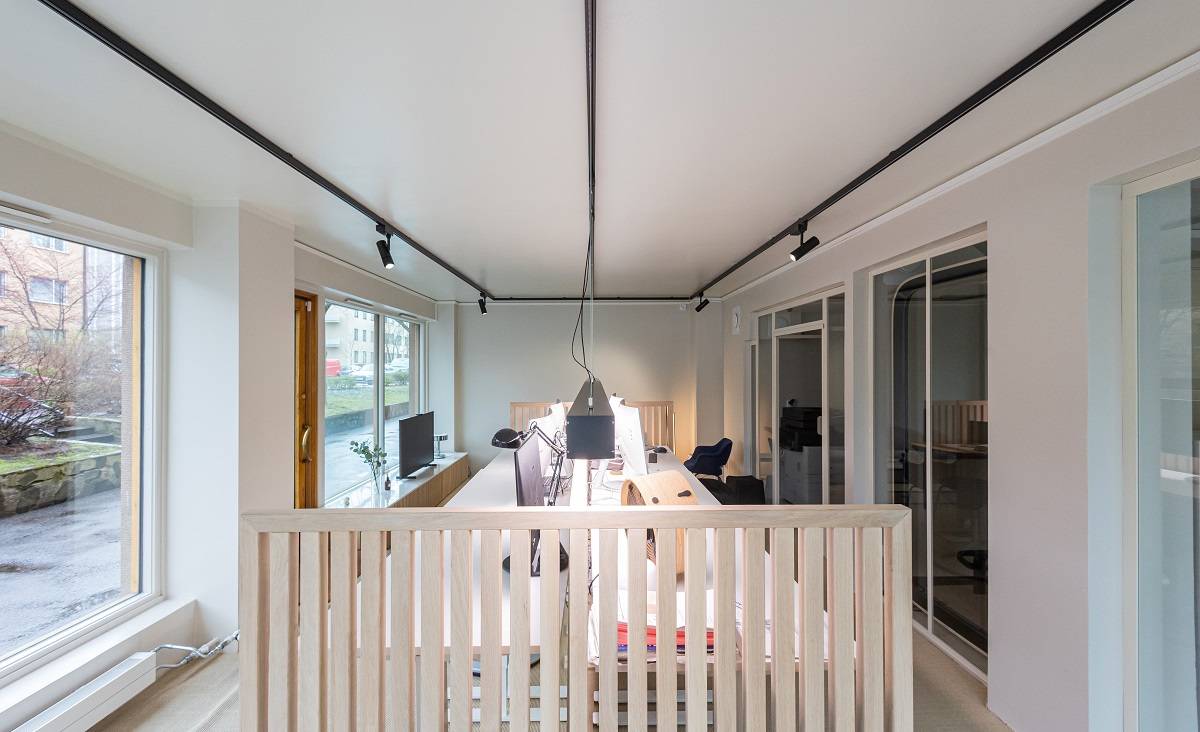 Le cadre d'une lampe de bureau a été peint dans la teinte souhaitée LedStore.fi