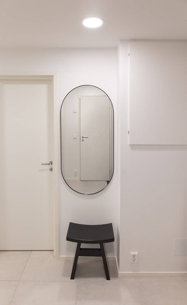 Un ventilateur de plafond encastré fournit juste la bonne quantité de lumière devant le miroir. ledStore