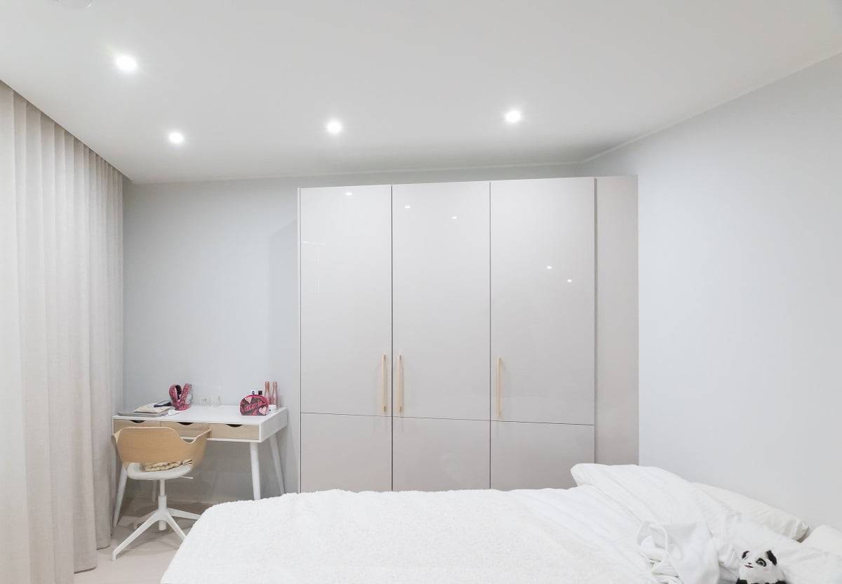 L'éclairage de la chambre d'enfant est groupé pour mettre en valeur la façade des armoires et du bureau. ledStore