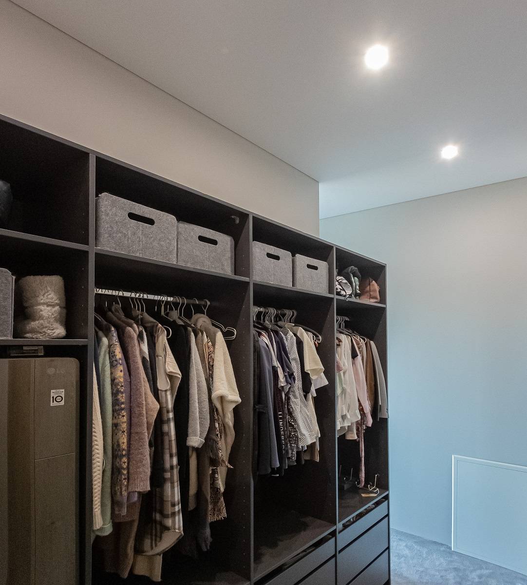 17 LedStorefi spots dans le couloir d'une armoire