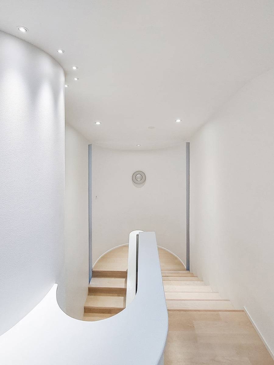 L'escalier est équipé de 3 ampoules GU10 dans leur cadre pour l'éclairage général. ©LedStore