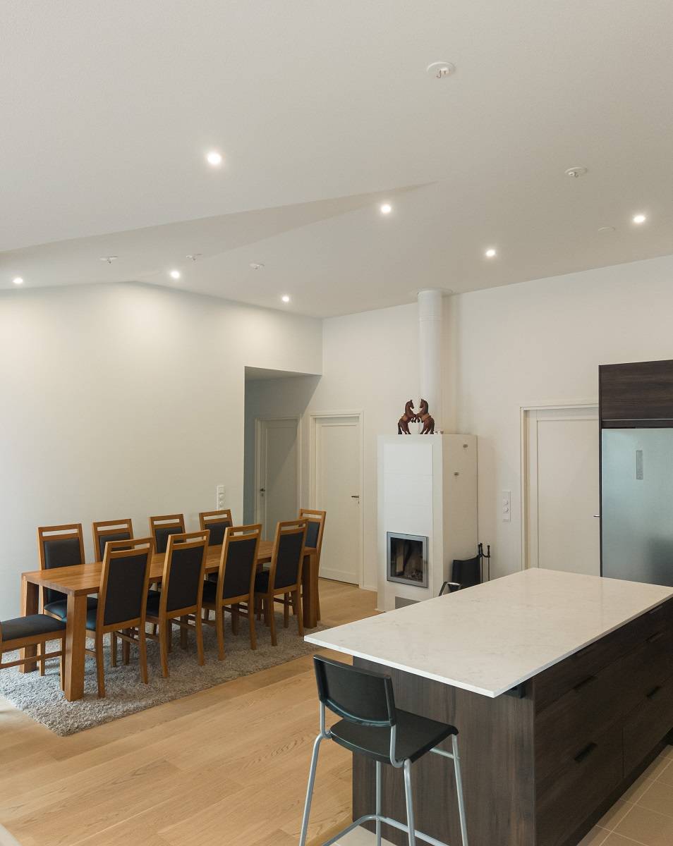 Plusieurs spots au plafond de la salle à manger pour l\'éclairage général.
