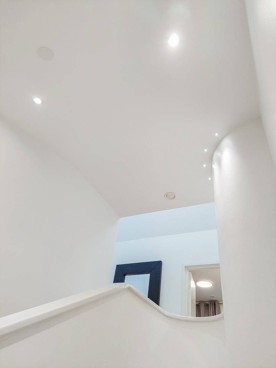 L'éclairage parfaitement homogène de l'escalier met en valeur les formes étonnantes de l'espace. ©LedStore