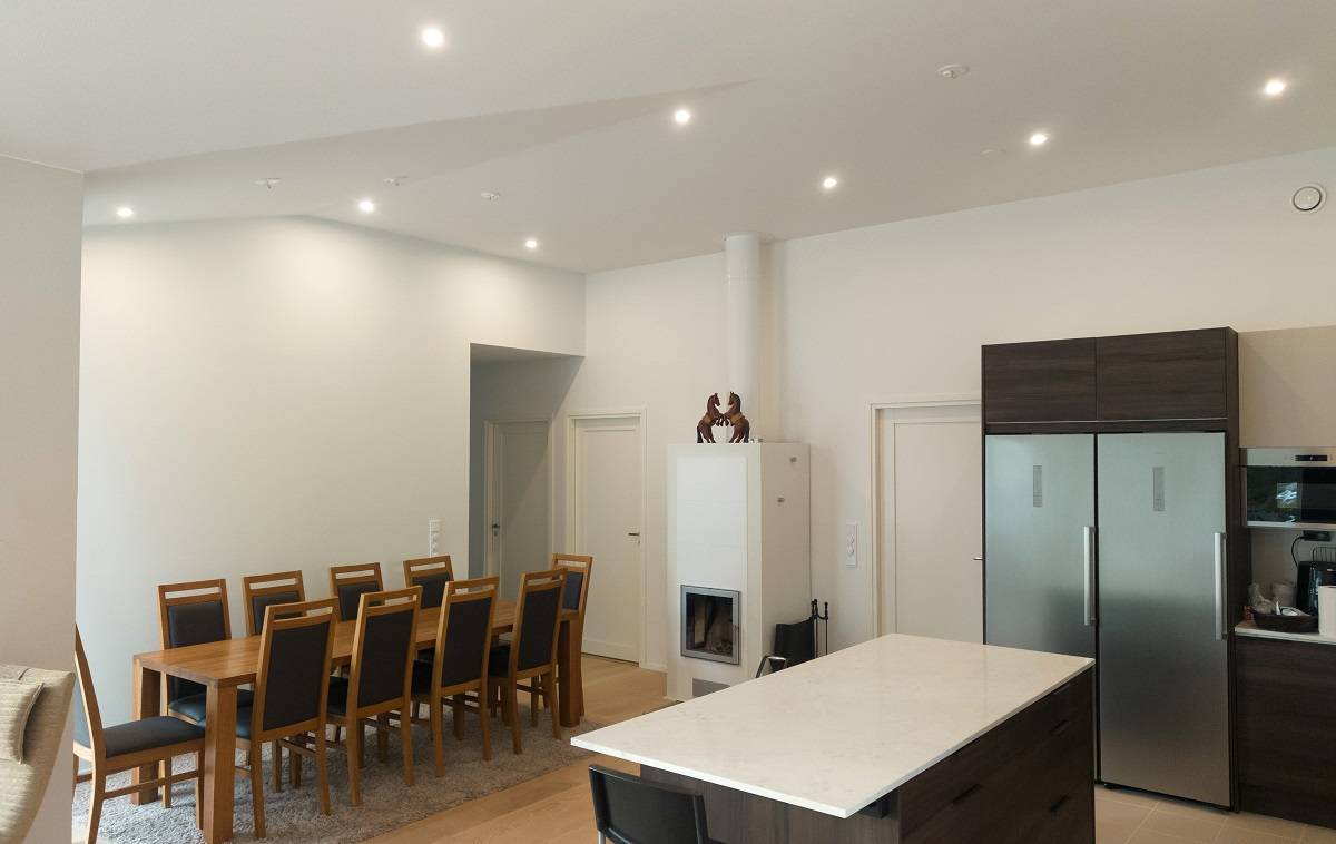Des spots répartis de manière uniforme au plafond de la cuisine et de la salle à manger-