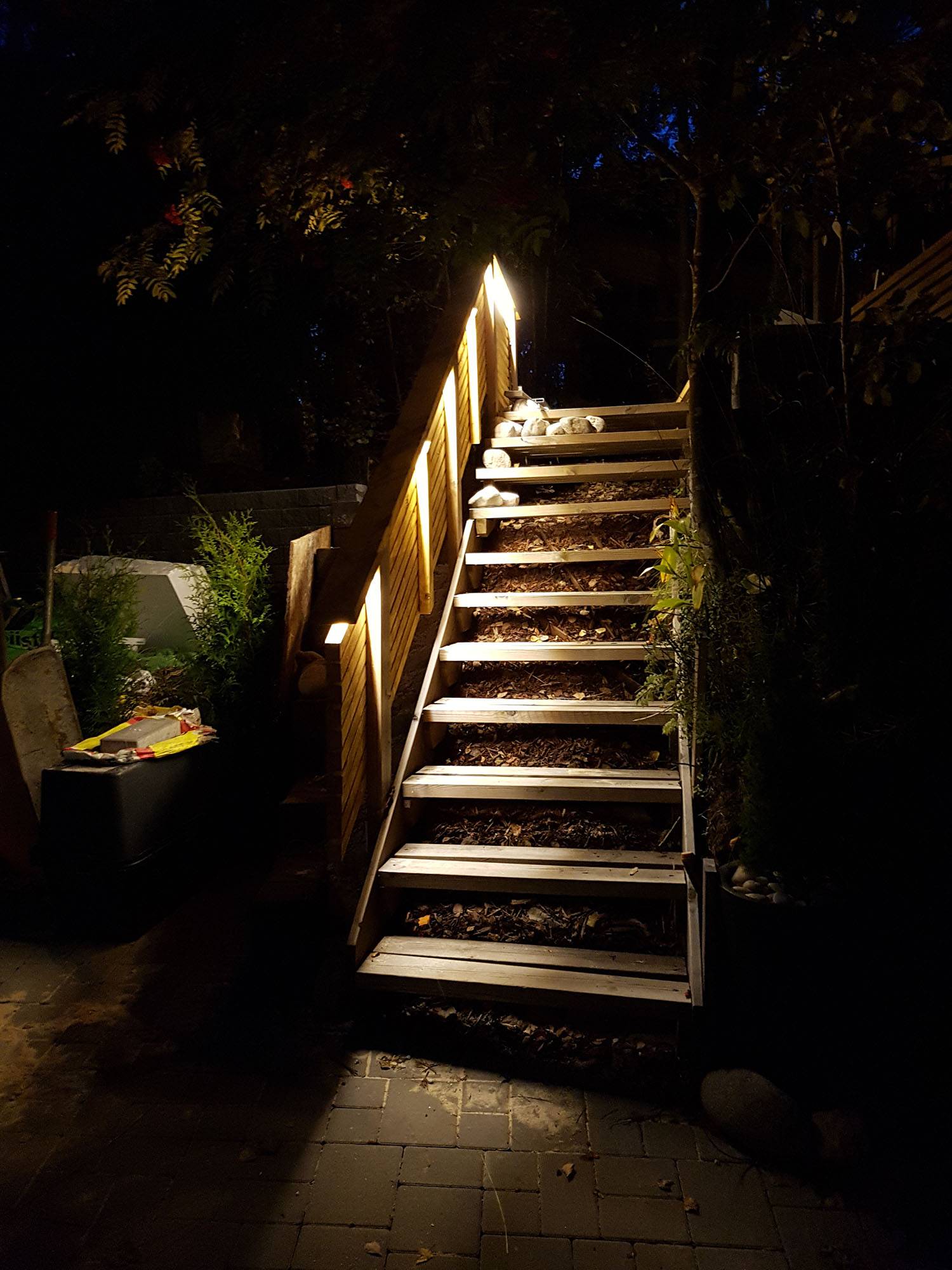 Bande lumineuse à leds pour l\'extérieur éclairage indirect d\'une rampe d\'escalier extérieure. Ledstore.fi