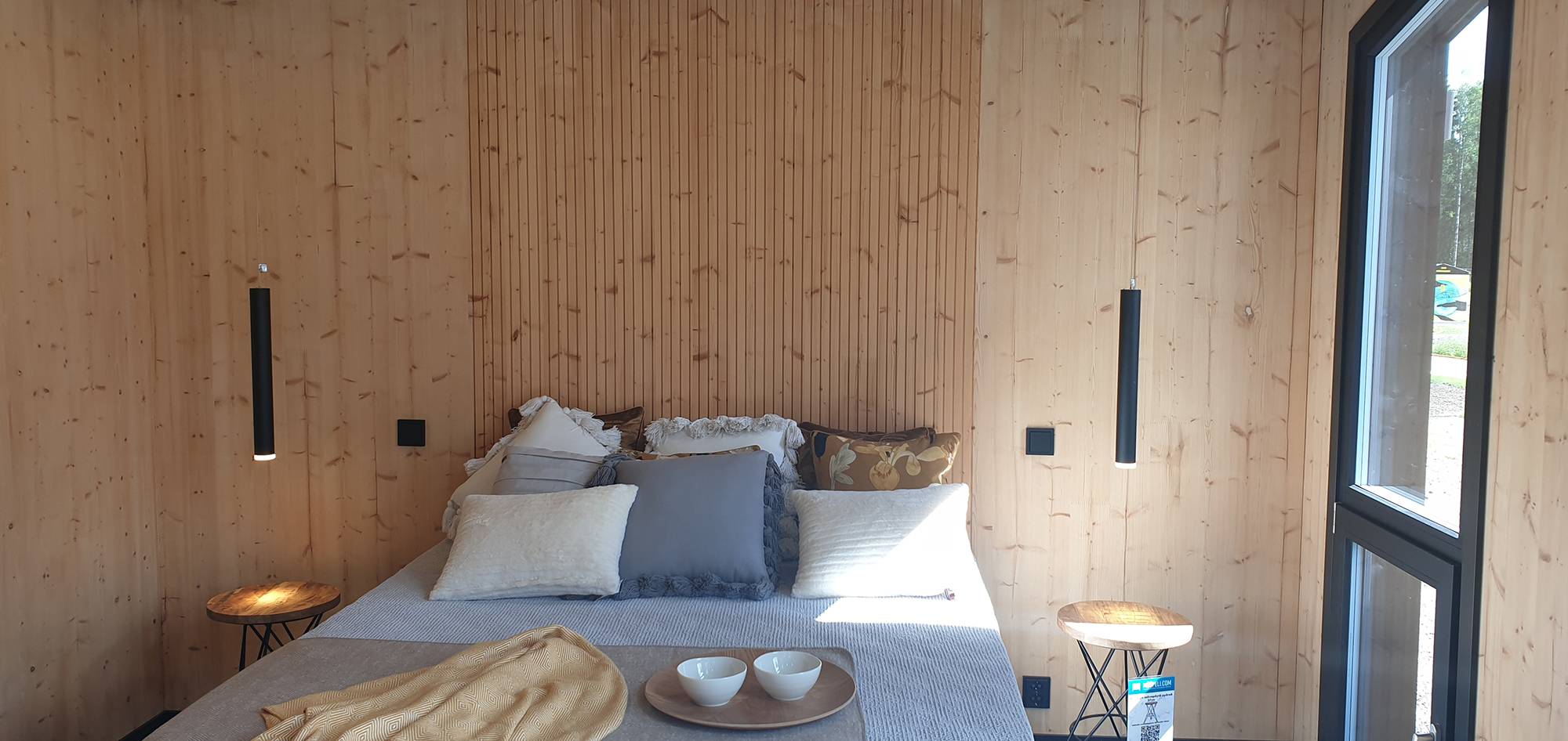 Lampes de cheminée comme liseuses à côté du lit. Ledstore.fi