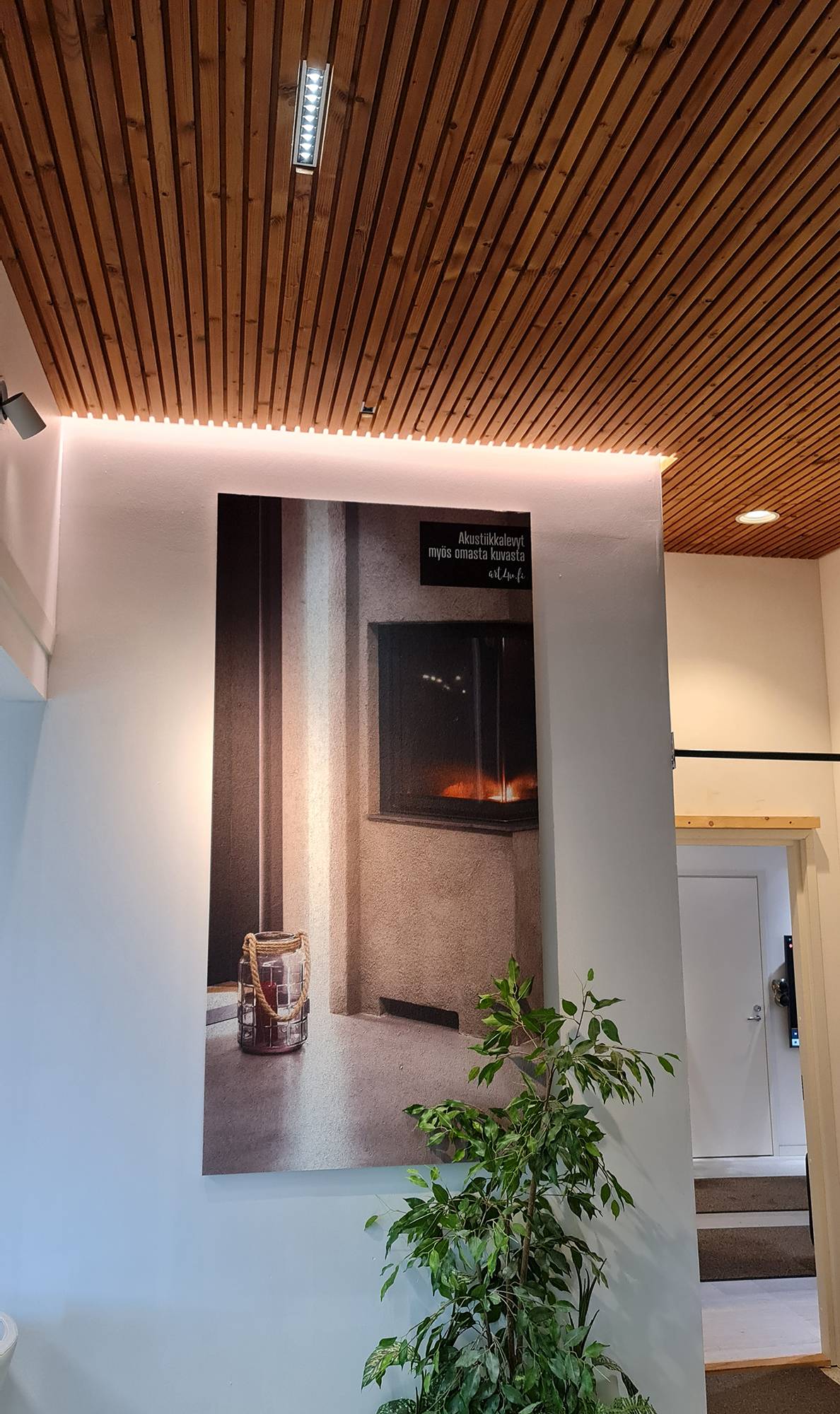 Le puits de lumière offre un éclairage polyvalent - lumière indirecte avec des bandes LED sur les bords du puits de lumière et LINJA10 et EYE deep beam pour créer un éclairage général. Ledstore.fi