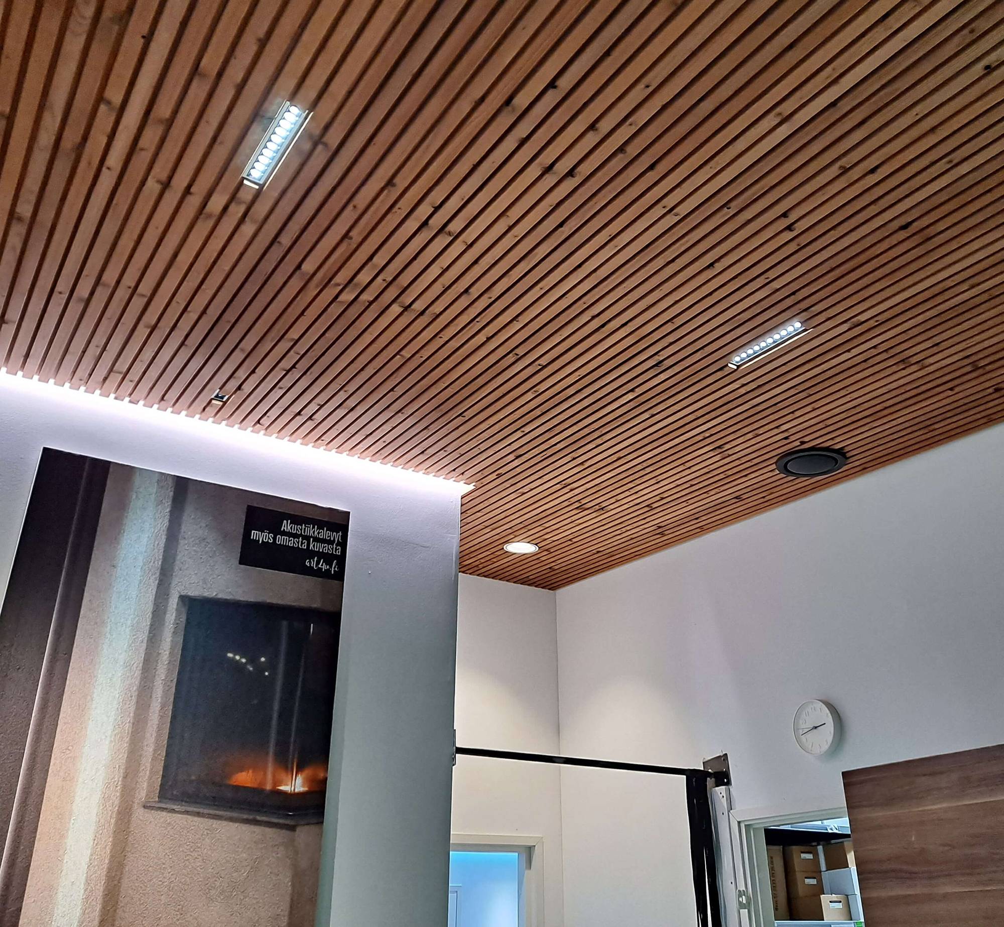 Lumière indirecte sur les bords de la corniche et luminaire LINJA10 et luminaire EYE à faisceau profond créant un éclairage général. Les projecteurs LINJA 10 ont un faisceau très étroit, ce qui les rend idéaux pour les hauts plafonds. Ledstore.fi