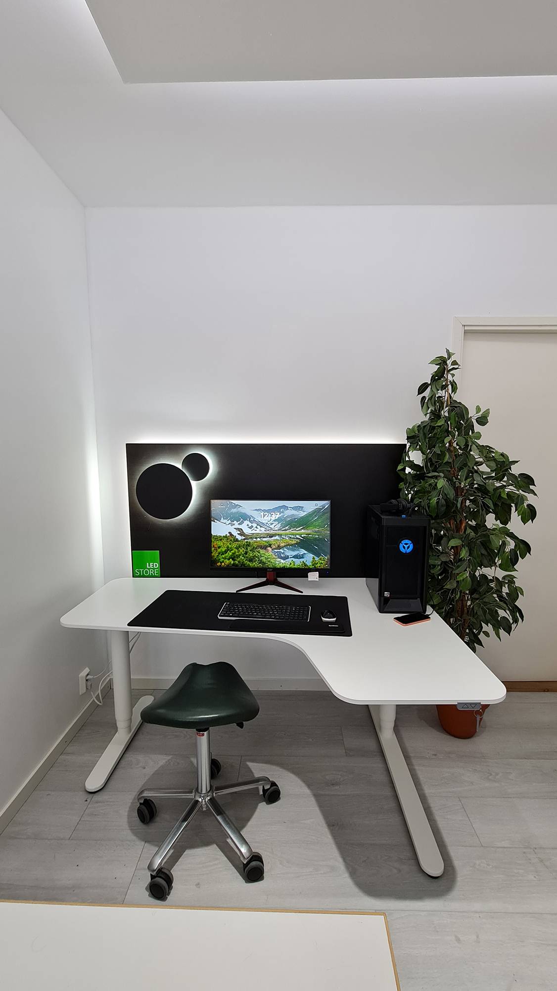 Dans le bureau, lumière indirecte atmosphérique sur le bureau et le plafond. L\'éclairage indirect ne touche pas l\'écran de l\'ordinateur. Ledstore.fi