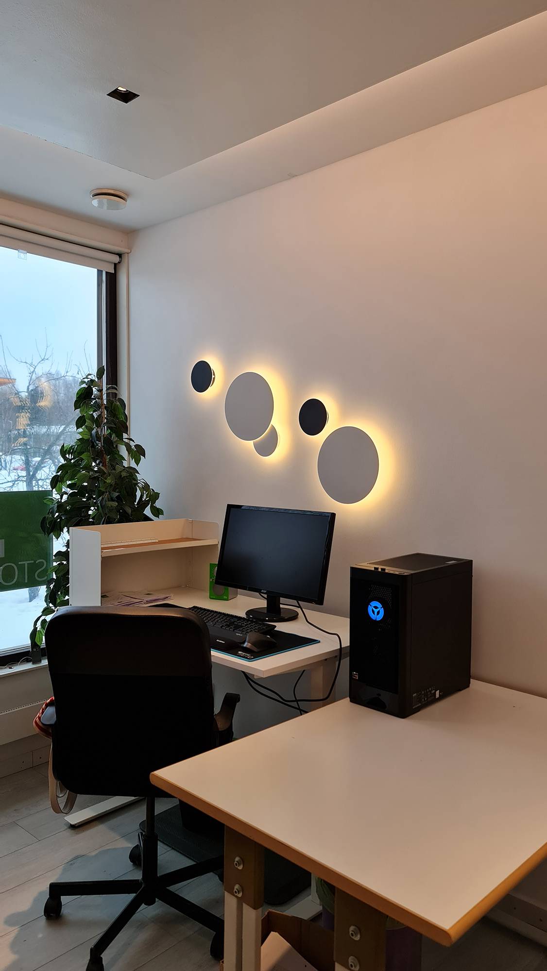 Luminaires muraux Eclipse en deux tailles, en deux couleurs différentes, pour un éclairage d\'ambiance indirect et régulé en température. Ledstore.fi
