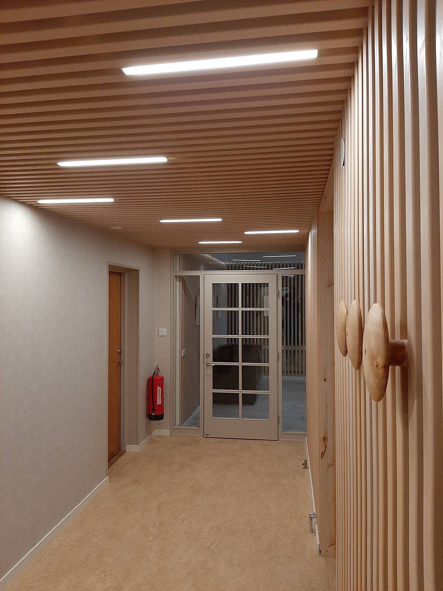 Des bandes LED dans le plafond de la corniche, entre les corniches, créant des lignes lumineuses expressives sur le plafond et l\'espace pour un bon éclairage général. Ledstore.fi