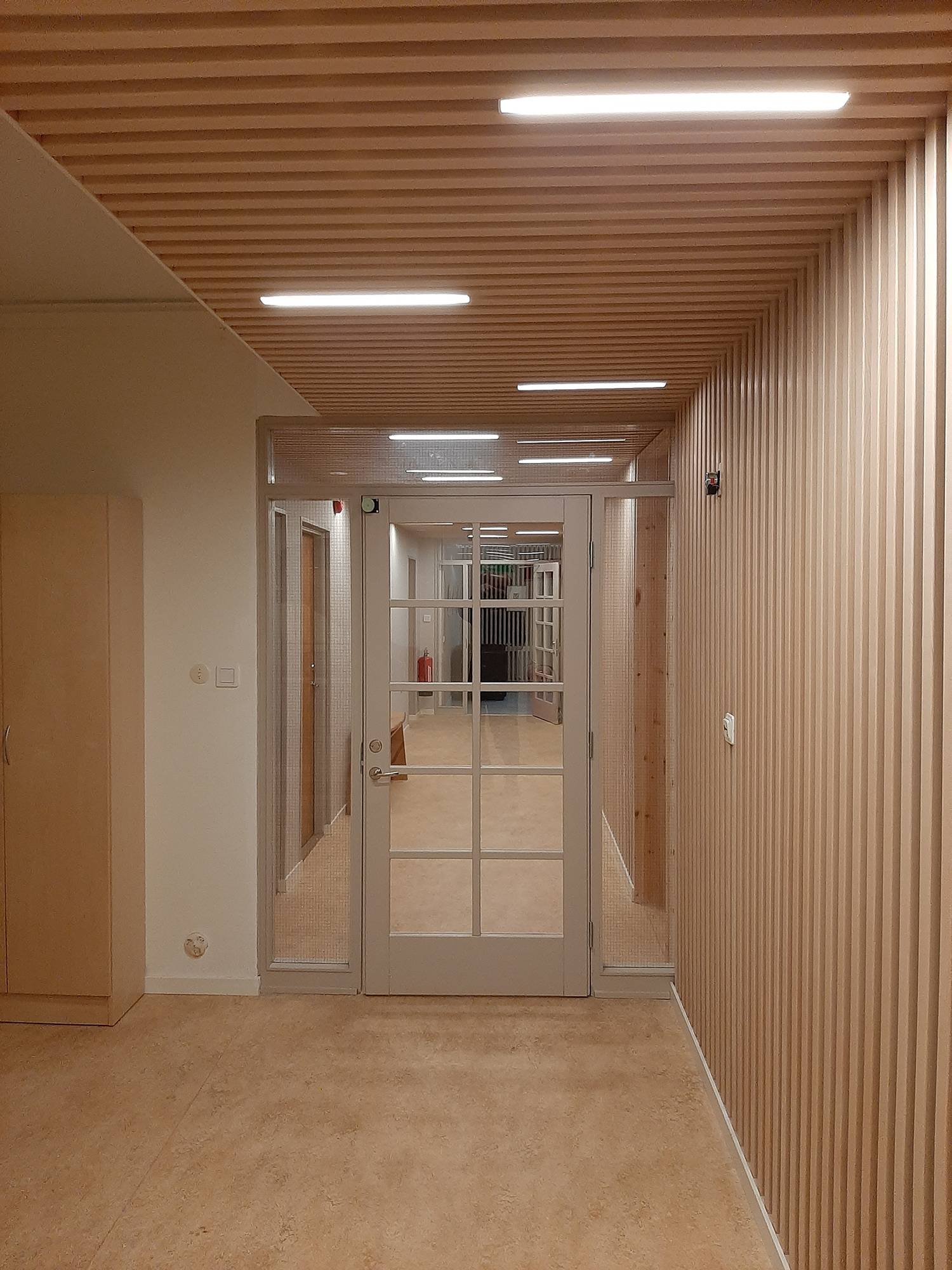 Plafond à bandes : des bandes LED encastrées dans les interstices des plafonds à bandes. Cela évite d\'avoir à installer des pots de plafond séparés et permet d\'obtenir des lignes lumineuses visuelles étonnantes. Ledstore.fi
