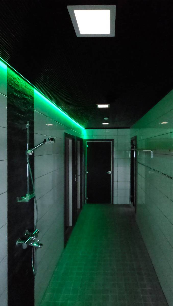 L'éclairage du couloir est composé de rubans et de luminaires encastrés Paneeli 200 photo de The Punchers