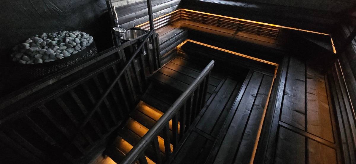 L'éclairage par bande LED est un élément d'ambiance et de style dans le sauna. Image ci-dessus. Photo de The Punchers