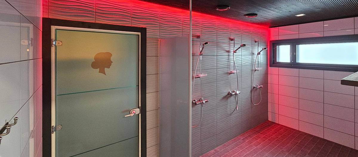 Dans les toilettes des femmes, en plus du ruban, il y a des panneaux lumineux encastrés de 12 cm de côté au plafond pour assurer l'éclairage général. image The Punchers