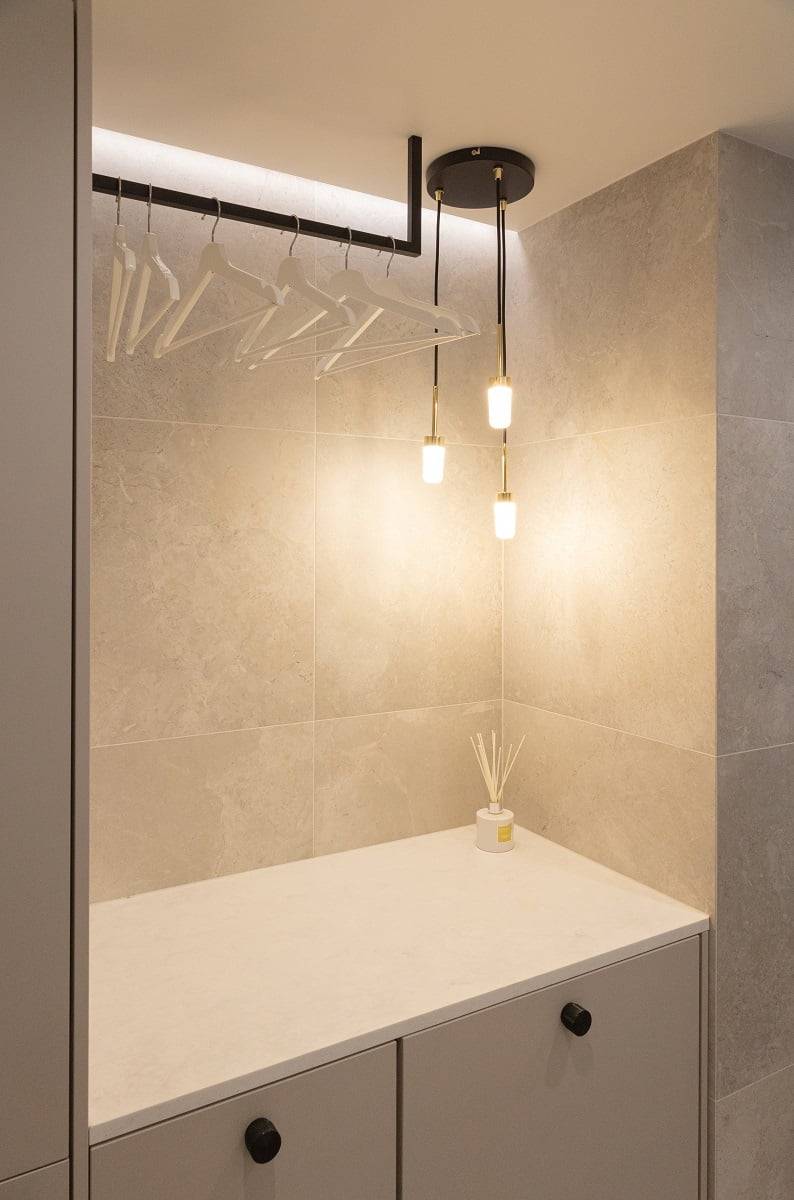 Une gracieuse lampe suspendue et une bande LED murale offrent un bel éclairage au portemanteau. ledStore
