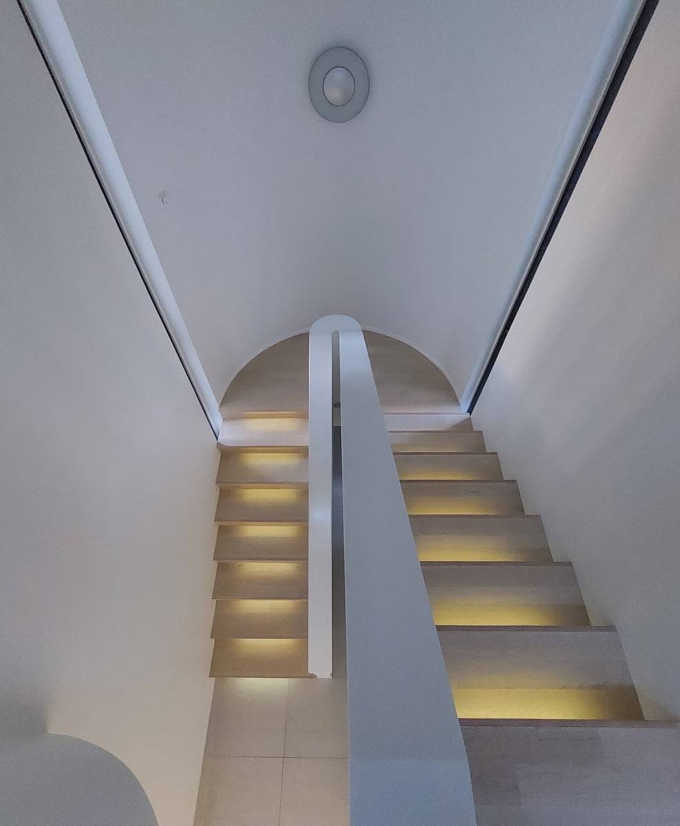 Dans un escalier peu éclairé, seul l'éclairage de profilé LED peut être maintenu. Sur le bord avant de l'escalier, bande de 7,2 W/m en profilé d'aluminium, alimentation à gradation. ©LedStore