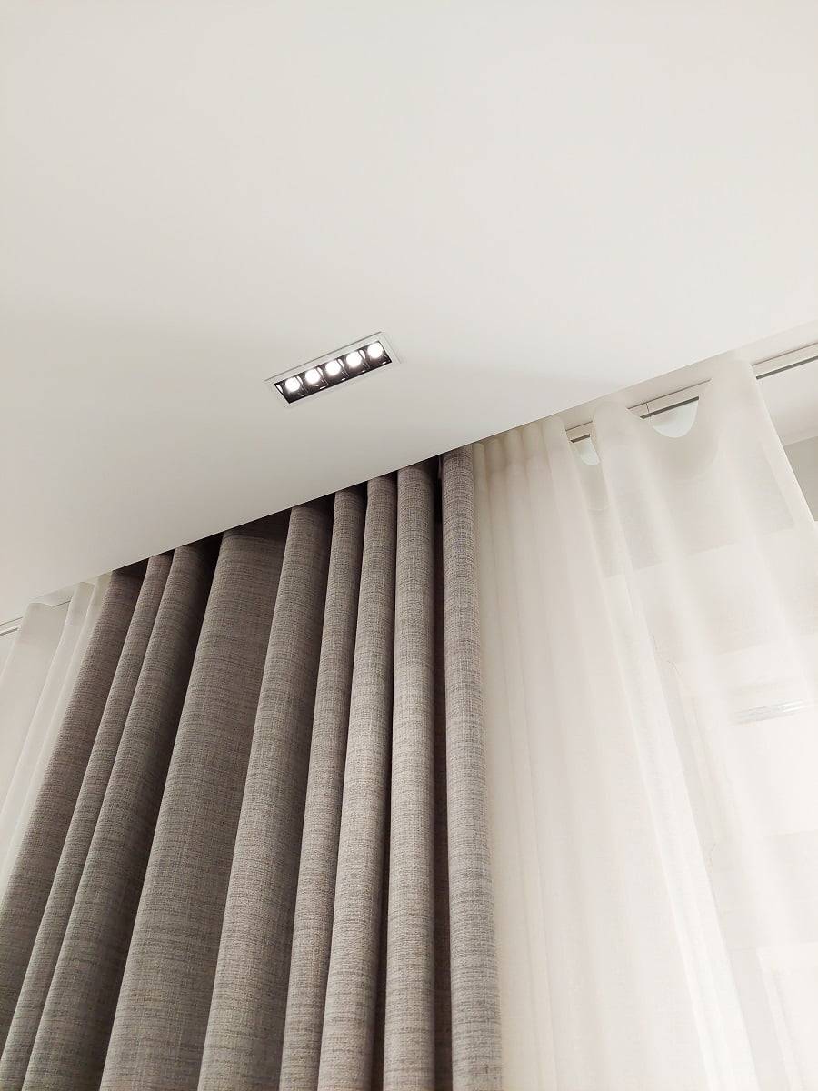 Devant les rideaux du salon, les lampes LINJA 5 fournissent un éclairage à angle étroit. ledStore