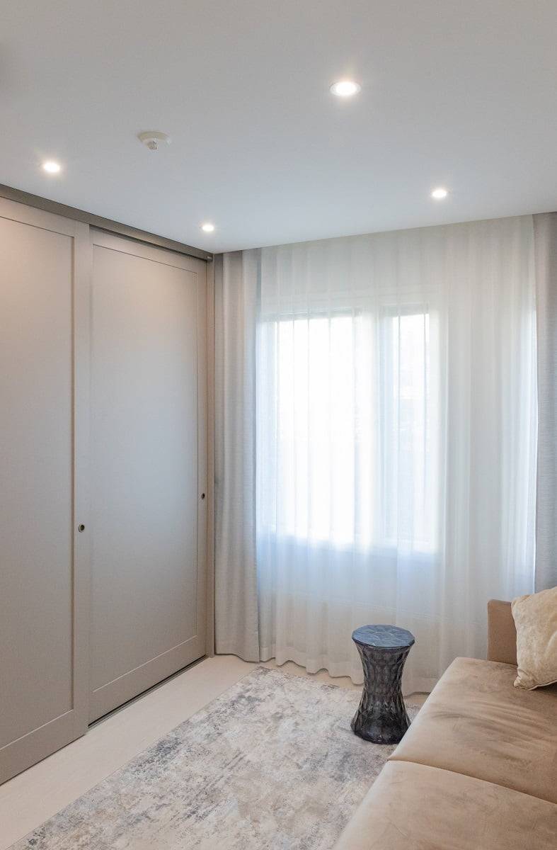 Eclairage LED plat dans une chambre d'amis. Quatre spots de 9W suffisent pour éclairer 8m². ledStore