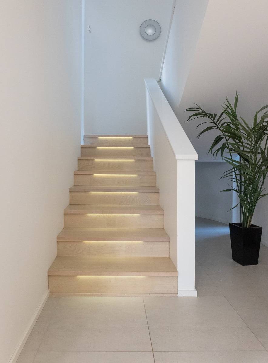 L'éclairage des marches fait ressortir le bel escalier et facilite la marche. ©LedStore