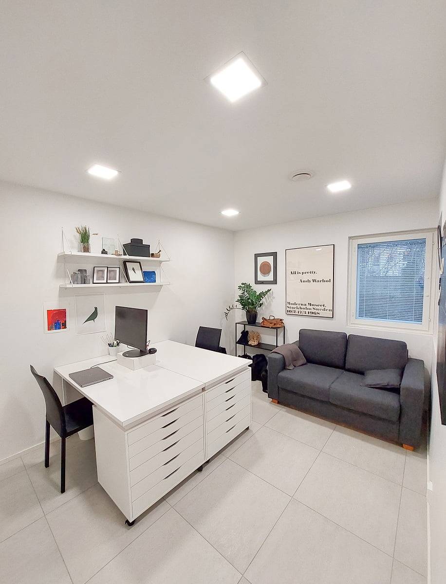 Dans l'étude, un bon éclairage général est fourni par les luminaires Paneeli300. ©LedStore