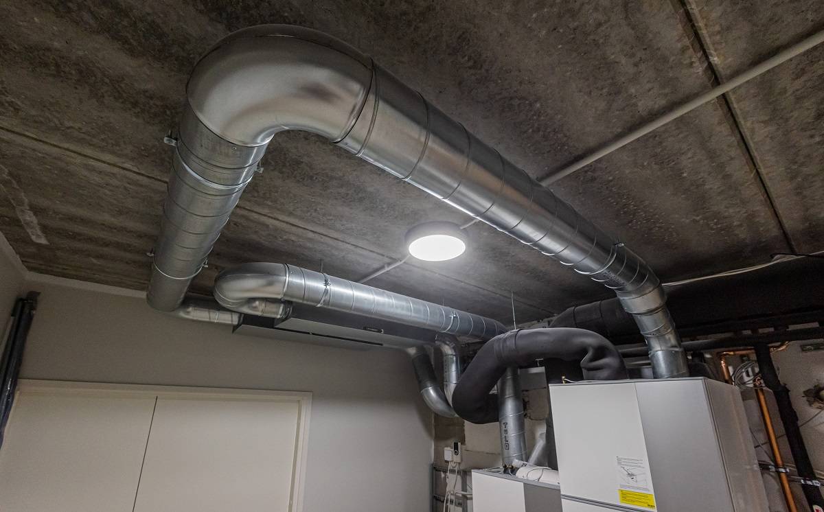 27 Dans un espace technique, un éclairage efficace est essentiel pour une inspection et une maintenance aisées LedStorefi